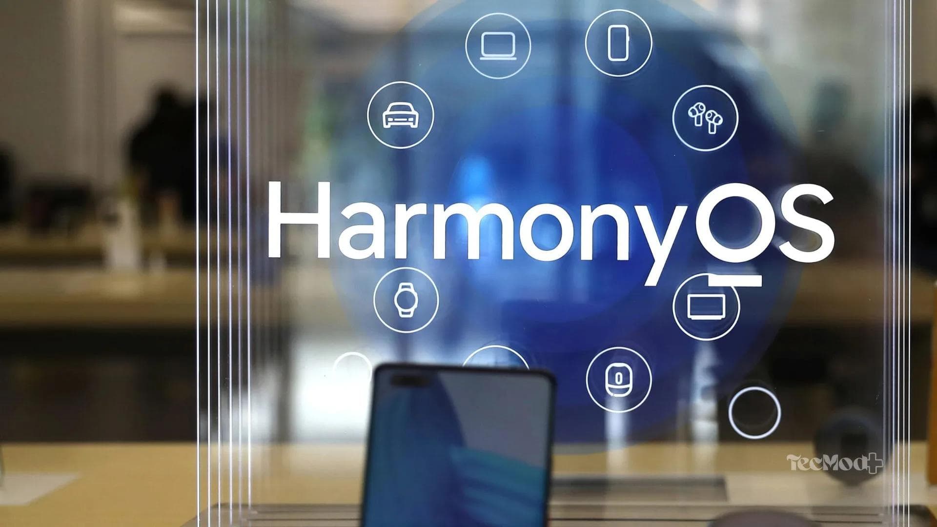 Ecossistema Huawei conectando celular, eletrodomésticos e dispositivos inteligentes via HarmonyOS.