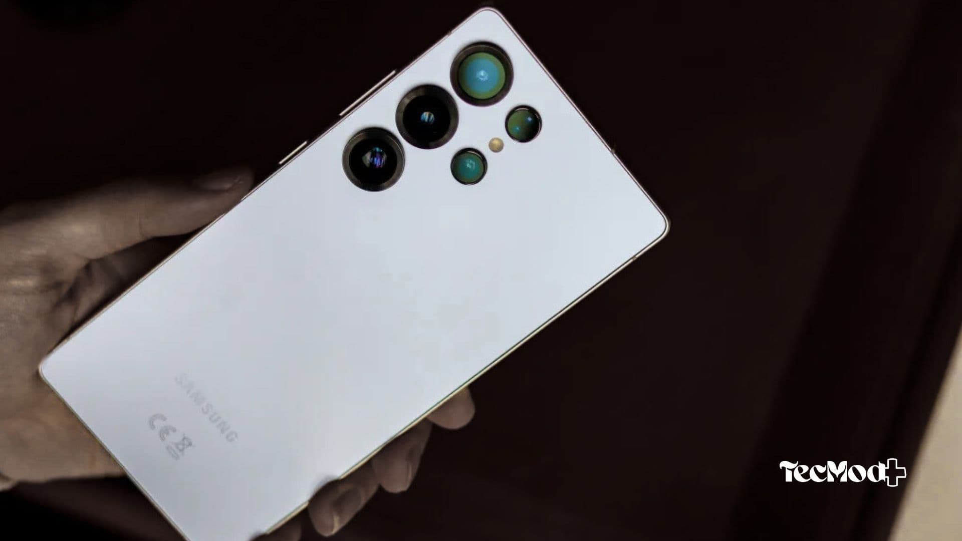 Pessoa segurando o Samsung Galaxy S26