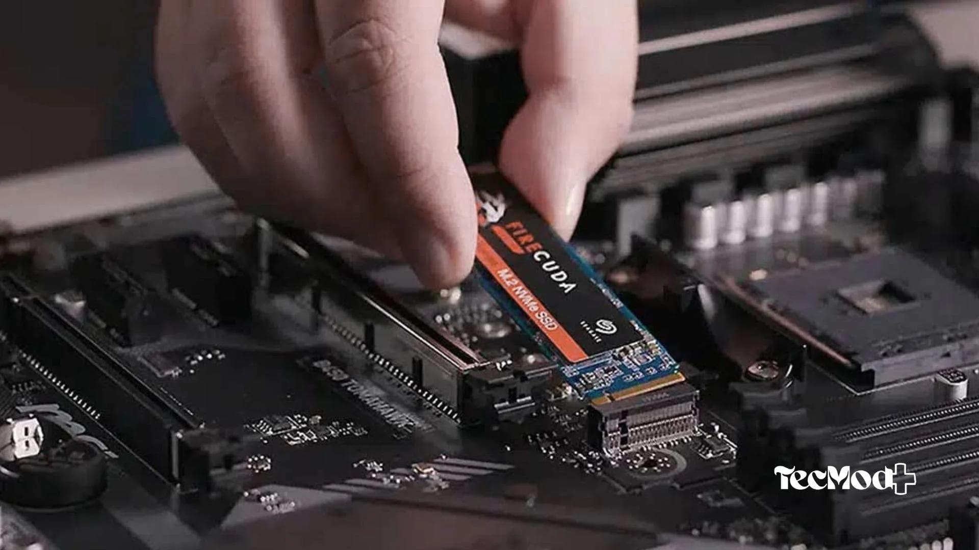 SSD NVMe sendo instalado em um slot M.2 de uma placa-mãe desktop