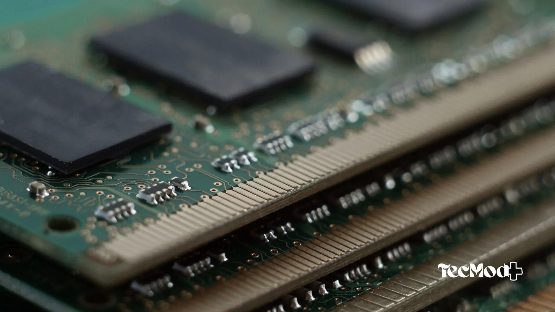 Memórias RAM e chips HBM usados em servidores de inteligência artificial.