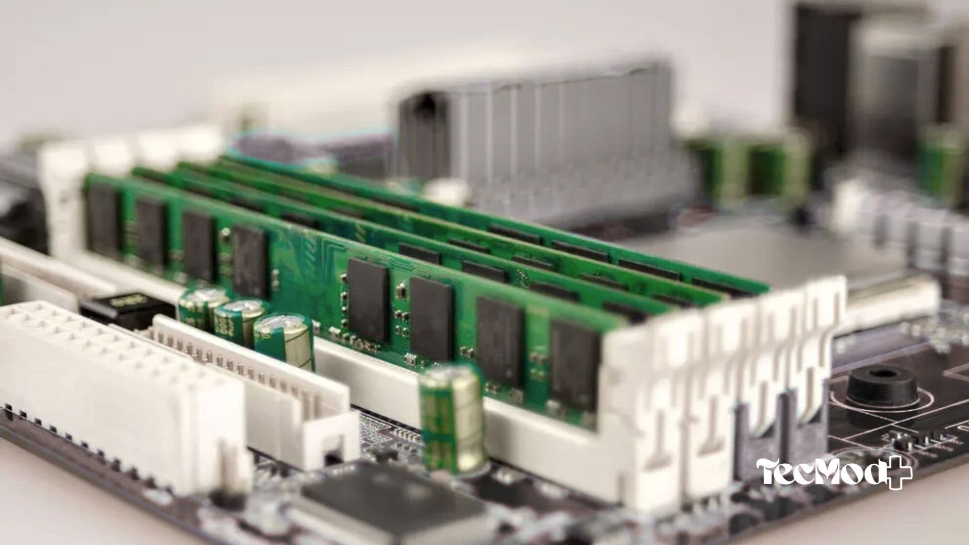 Pentes de memória RAM encaixados no slot da placa mãe