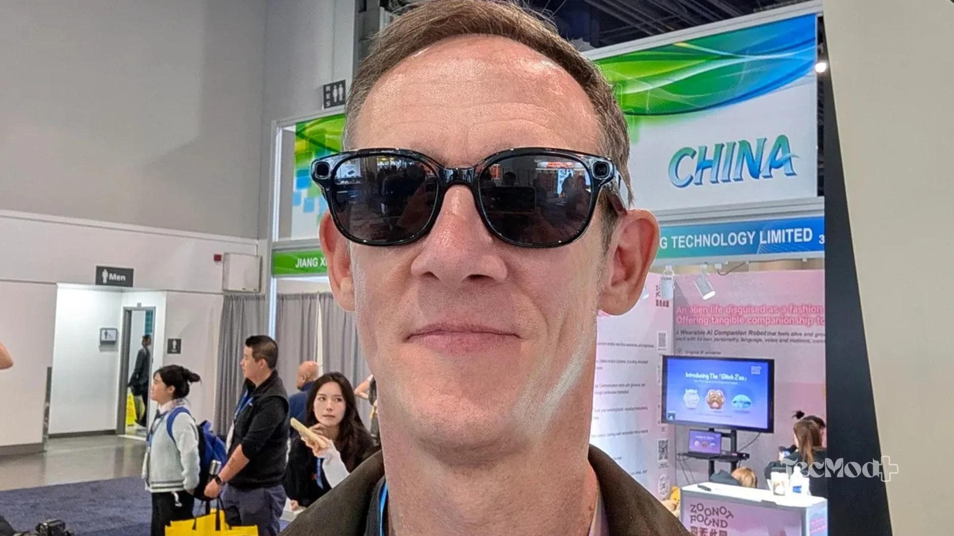 Pessoa utilizando o óculos Infinix AI GLASSES.