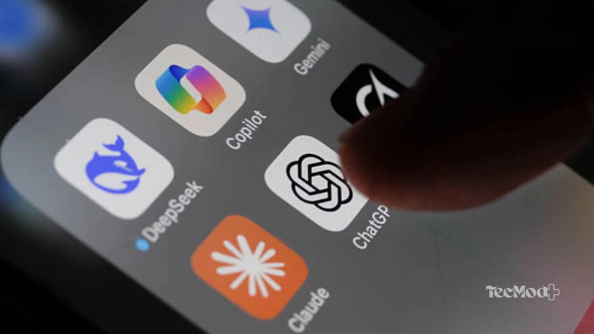 Uso combinado de ChatGPT, Claude, Gemini e DeepSeek em tarefas cotidianas.